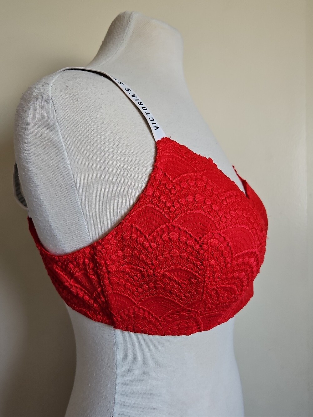Victoria's Secret Red Lace Lined N-Wire Padded Bra Size 40D - Picture 3 of 12